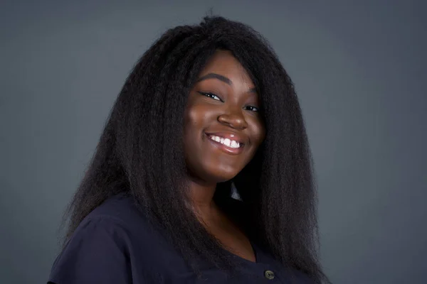 Gri Arka Planda Poz Veren Güzel Afrikalı Amerikalı Kadın Gülümsüyor — Stok fotoğraf