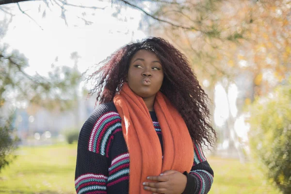 Jong Mooi Afro Amerikaanse Vrouw Dragen Kleurrijke Trui Tonen Kus — Stockfoto