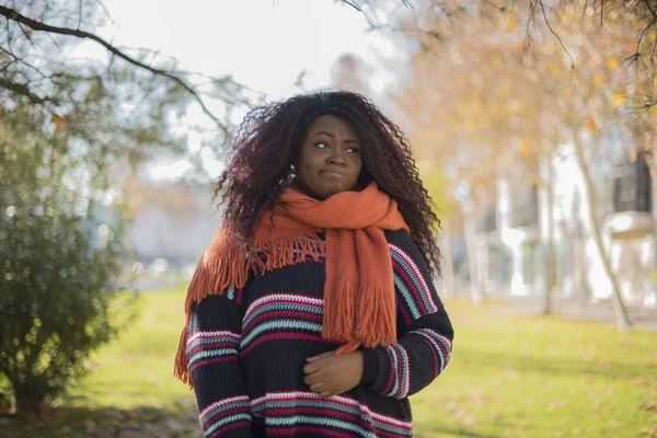 Young Beautiful African American Woman Wearing Colorful Sweater Sad Autumn — Stock Photo, Image