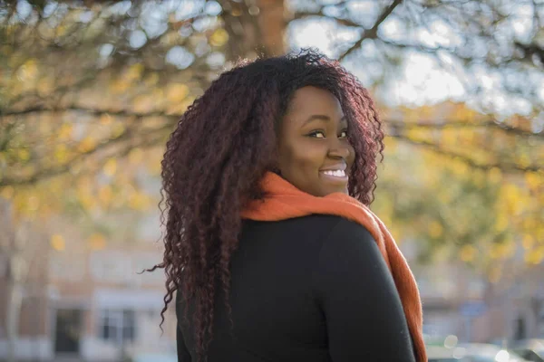 Młoda Piękna Afrykańska Kobieta Swetrze Szaliku Uśmiecha Się Jesiennym Parku — Zdjęcie stockowe