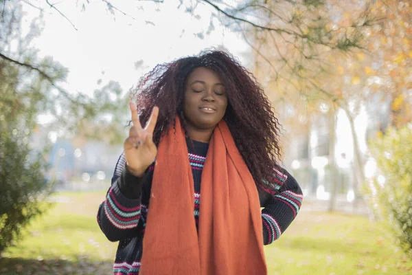 Joven Hermosa Mujer Afroamericana Vistiendo Suéter Bufanda Naranja Mostrando Dos — Foto de Stock