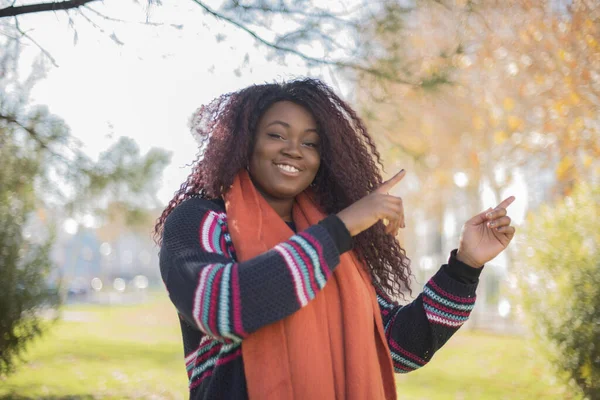 Νεαρή Όμορφη Αφροαμερικανή Γυναίκα Φοράει Πουλόβερ Και Πορτοκαλί Μαντήλι Δείχνοντας — Φωτογραφία Αρχείου