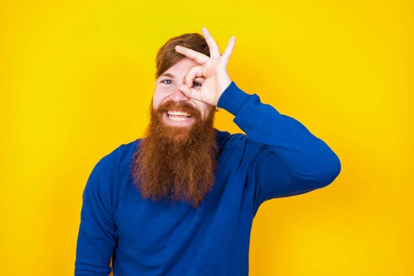 Knappe Roodharige Man Met Baard Blanke Man Die Tegen Een — Stockfoto