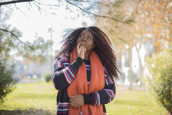 Młoda Piękna Afroamerykanka Swetrze Szaliku Patrząc Górę Jesiennym Parku — Zdjęcie stockowe