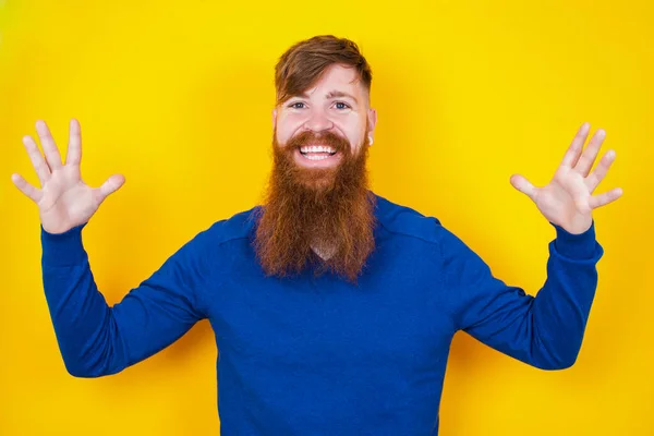 Gutaussehender Rothaariger Mann Mit Kaukasischem Bart Der Vor Einer Gelben — Stockfoto