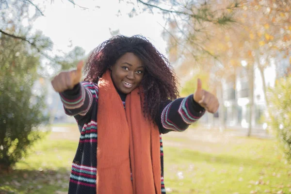 Νεαρή Όμορφη Αφροαμερικανή Γυναίκα Φοράει Πουλόβερ Και Πορτοκαλί Μαντήλι Τους — Φωτογραφία Αρχείου