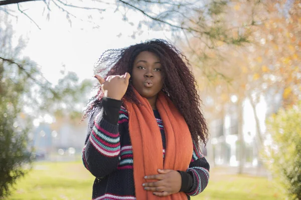 Jeune Belle Femme Afro Américaine Femme Portant Pull Écharpe Orange — Photo