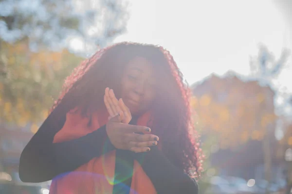 Молодая Красивая Африканская Американка Свитере Шарфе Аплодирует Осеннем Парке — стоковое фото