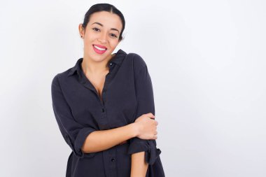 Genç ve güzel bir iş kadını elbisesi içinde gülüyor..