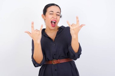 Bu dünyayı sallamak için doğmuşum. Neşeli, genç, güzel iş kadını. Elbise giymiş, yüksek sesle bağırıyor ve kollarını kaldırmış, boynuzlarını sallıyor ya da taş gibi hareketler yapıyor..