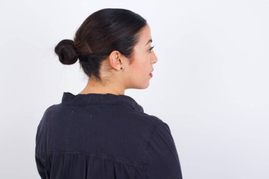 Elbise giyen genç ve güzel bir kadının stüdyo çekimi manzarası..