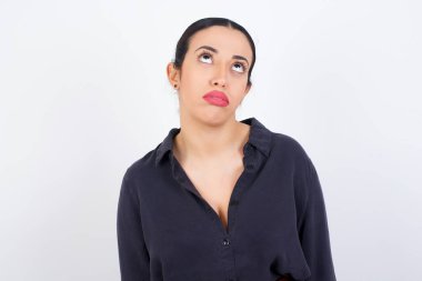 Hüzünlü, sıkkın, genç, güzel bir kadın. Suratı asık, yukarı bakıyor, elleri aşağıda konuşmaktan rahatsız oluyor, yorgun ve gitmek istiyor..