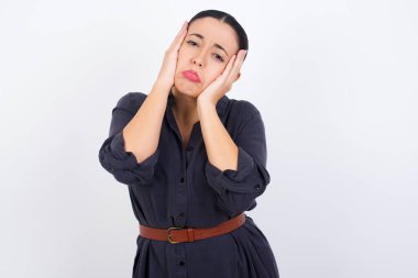 Beyaz stüdyo arka planında giyinmiş Arap bir kadın mutsuz bir ifadeyle ellerini tutarak hayvanlarla ilgili acıklı filmleri izliyor ve ağlamamaya çalışıyor..