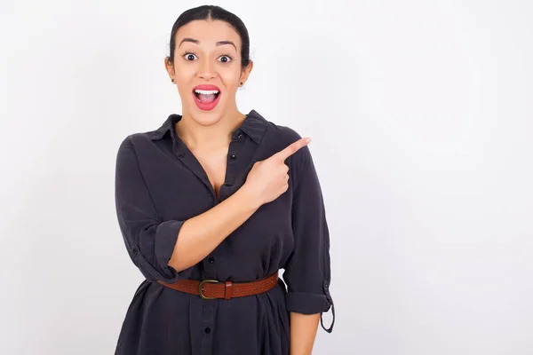 Mujer Árabe Vistiendo Vestido Contra Fondo Blanco Estudio Apuntando Lejos —  Fotos de Stock