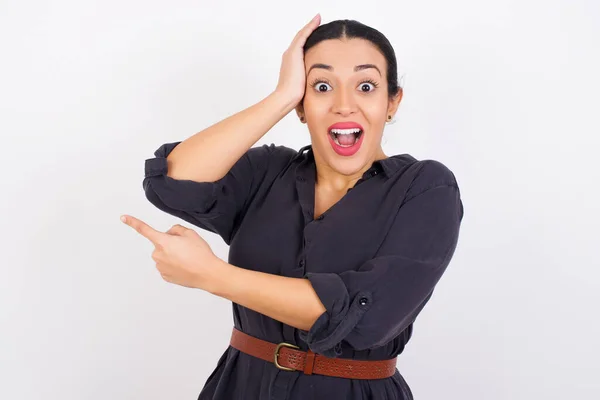 Mujer Árabe Vistiendo Vestido Contra Fondo Blanco Estudio Sentirse Positivo —  Fotos de Stock