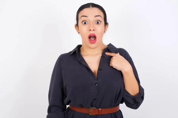 Jovem Empresário Mulher Vestindo Vestido Estar Estupor Chocado Tem Expressão — Fotografia de Stock