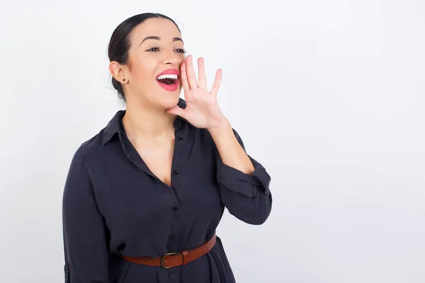 Joven Mujer Negocios Vistiendo Vista Perfil Vestido Mirando Feliz Emocionado —  Fotos de Stock