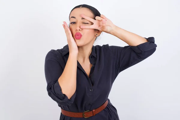 Jonge Mooie Zakenvrouw Dragen Jurk Maken Teken Buurt Van Ogen — Stockfoto