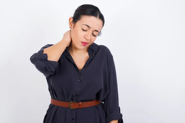 Schöne Junge Arabische Frau Trägt Kleid Mit Rücken Und Nackenschmerzen — Stockfoto