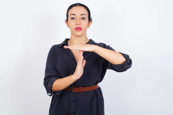 Bela Jovem Árabe Mulher Vestindo Vestido Sente Cansado Entediado Fazendo — Fotografia de Stock