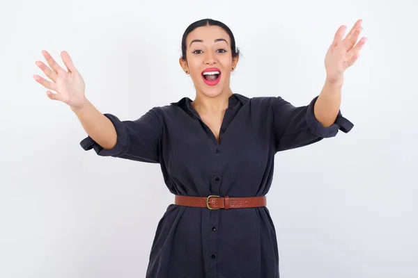 Jovem Alegre Bela Empresária Vestindo Vestido Fazendo Gesto Boas Vindas — Fotografia de Stock