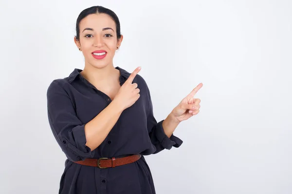 Pozytywna Młoda Piękna Bizneswoman Sukience Promiennym Uśmiechem Wskazując Dwoma Palcami — Zdjęcie stockowe