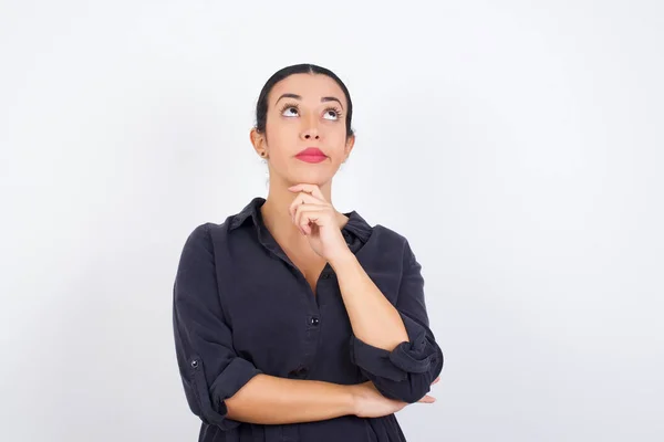 Gezichtsuitdrukkingen Emoties Bedachtzame Jonge Mooie Vrouw Dragen Jurk Hand Hand — Stockfoto