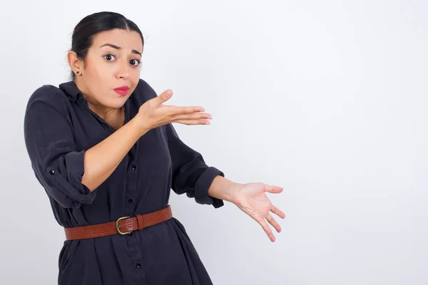 Jonge Mooie Vrouw Een Jurk Die Met Beide Handen Opzij — Stockfoto