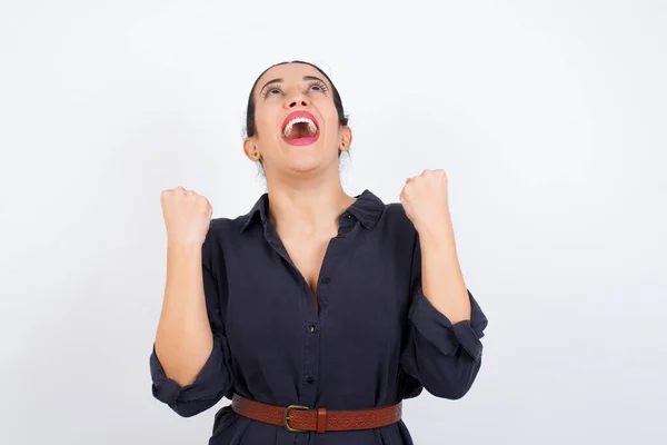 Joven Hermosa Mujer Usando Dressn Miradas Con Emoción Hasta Mantiene —  Fotos de Stock