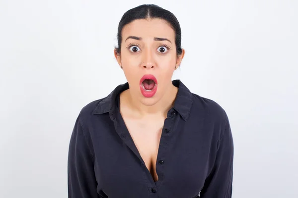 Emocional Mujer Árabe Atractiva Vistiendo Vestido Sobre Fondo Blanco Estudio —  Fotos de Stock