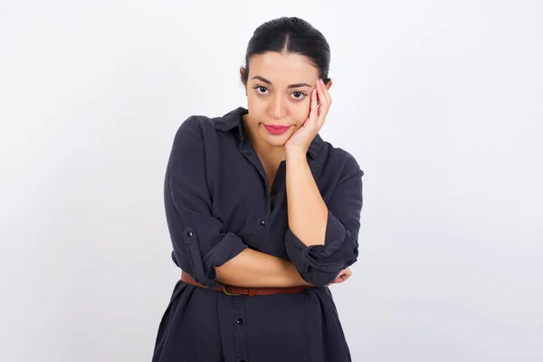 Mulher Árabe Muito Entediado Vestindo Vestido Contra Fundo Estúdio Branco — Fotografia de Stock