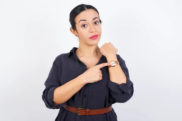 Arab Kobieta Sukience Białym Tle Studio Pośpiechu Wskazując Zegarek Czas — Zdjęcie stockowe