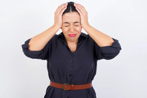 Arabische Vrouw Draagt Jurk Tegen Witte Studio Achtergrond Houden Hoofd — Stockfoto