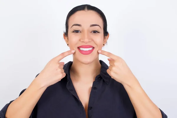 Güçlü Sağlıklı Beyaz Dişler Beyaz Stüdyo Arka Planına Karşı Elbise — Stok fotoğraf