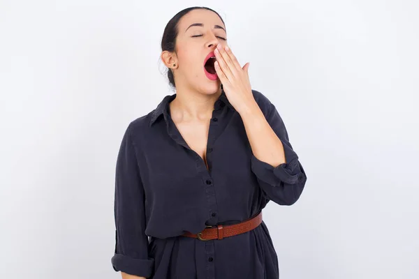 Mujer Árabe Somnolienta Vistiendo Vestido Contra Fondo Blanco Estudio Bostezando —  Fotos de Stock