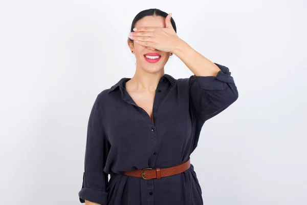 Mujer Árabe Feliz Vistiendo Vestido Contra Fondo Blanco Estudio Cerrando —  Fotos de Stock
