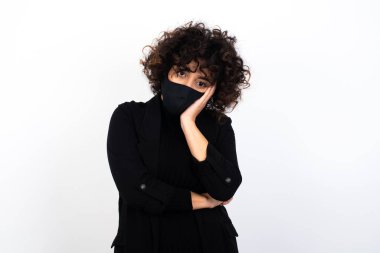 Sıkıntıdan patlayan güzel bir Arap kadın el ele tutuşurken diğer eli çaprazlarken yorgun ve hasta görünüyordu..