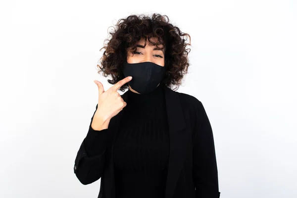 Zorgeloos Succesvolle Blanke Vrouw Draagt Medisch Masker Aanraken Kaaklijn Staren — Stockfoto