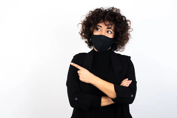 Portret Van Een Blanke Vrouw Met Een Medisch Masker Die — Stockfoto