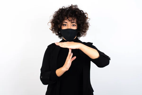 Kaukasierin Mit Medizinischer Maske Fühlt Sich Müde Und Gelangweilt Macht — Stockfoto