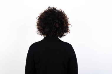  Kadın geriye bakıyor kolları vücudunda..