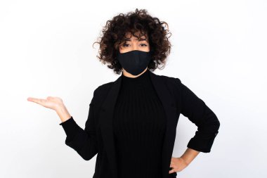 Pozitif güzel Arap kadın der ki: Vay be, ne kadar heyecan verici, hayret verici bir ifade, boş uzayda boş elle bir şey gösteriyor. Reklam kavramı.