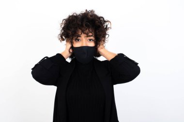 Hüsrana uğramış, güzel bir Arap kadının elleriyle kulaklarını tıkaması hard rock, gürültü veya yüksek sesli müzik dinlemek istememesi..