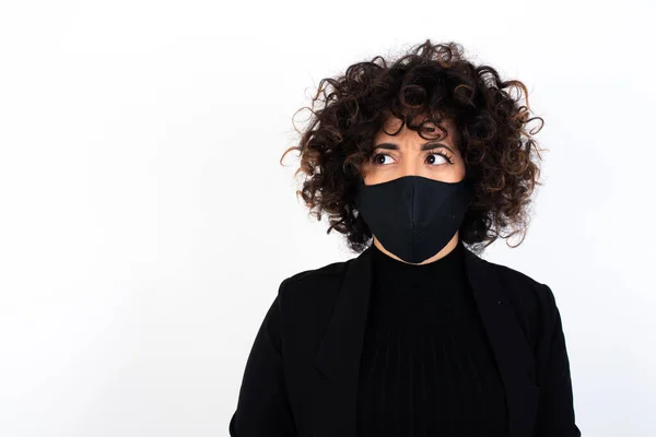 Verbazingwekkende Puzzelde Blanke Vrouw Draagt Medisch Masker Rondt Lippen Heeft — Stockfoto