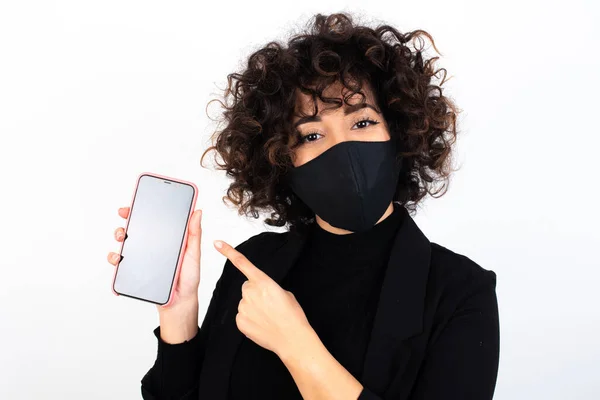 Een Glimlachende Blanke Vrouw Met Een Medisch Masker Die Naar — Stockfoto