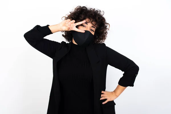 Kaukasische Vrouw Met Een Medisch Masker Die Tekens Maakt Buurt — Stockfoto