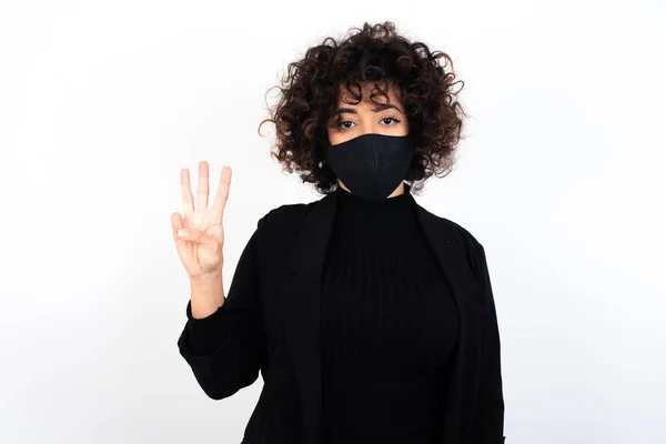 Kaukaska Kobieta Nosi Medyczną Maskę Pokazując Wskazując Palcem Numer Trzy — Zdjęcie stockowe