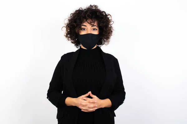 Business Concept Retrato Una Mujer Caucásica Con Máscara Médica Cogida —  Fotos de Stock