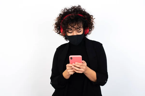 Kaukasische Vrouw Draagt Medisch Masker Kijkt Met Afgeluisterd Ogen Houdt — Stockfoto