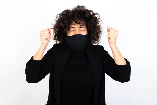 Mujer Caucásica Con Máscara Médica Regocijando Éxito Victoria Apretando Los —  Fotos de Stock